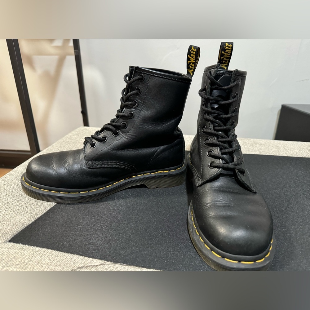 Dr. Martens 1460 unisex leather lace up boots